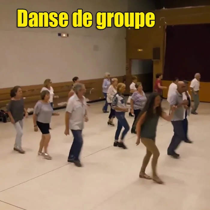 Participants à une séance de danse de groupe