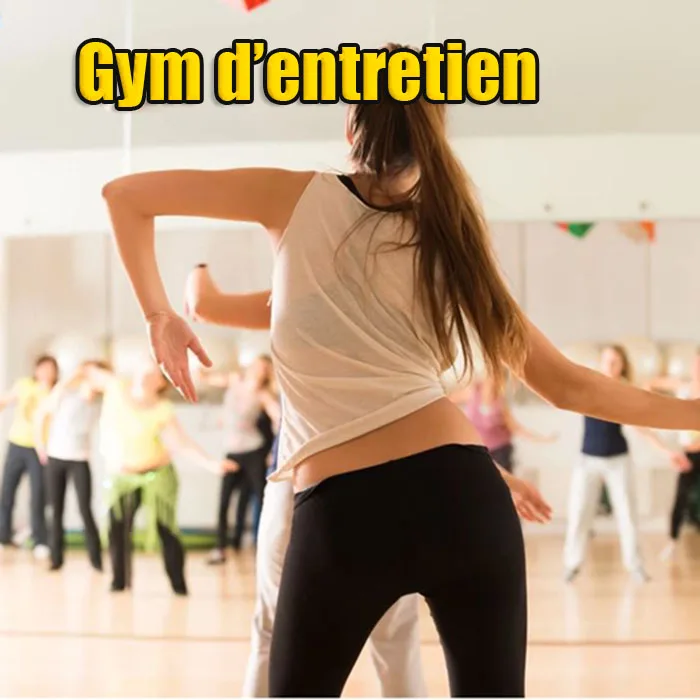 Exercice debout pendant une séance de gymnastique