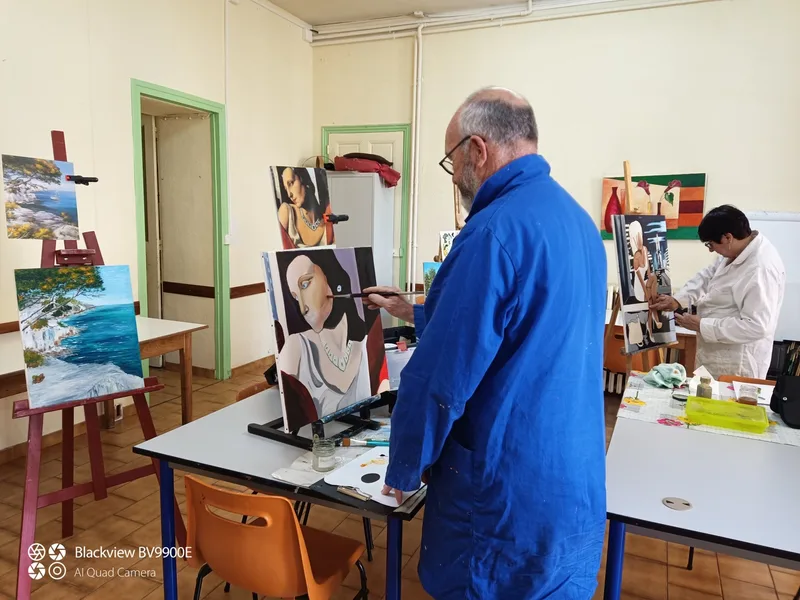 Un participant peint un portrait dans l’atelier du Foyer