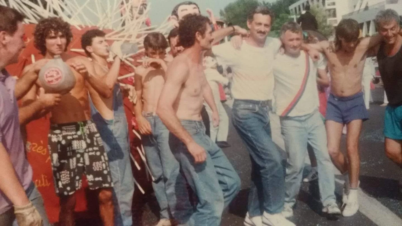 Un groupe pose bras dessus, bras dessous devant le Roumégaïre rouge.