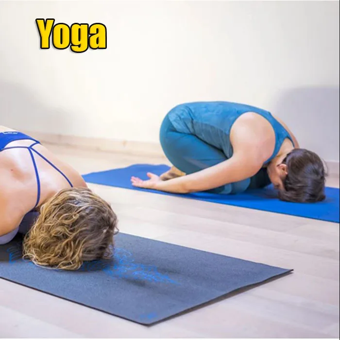 Posture de repos sur des tapis de yoga